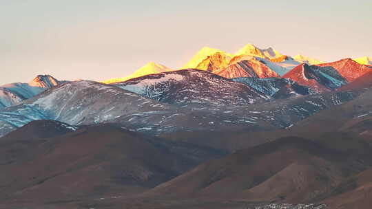 西藏喜马拉雅山脉日出日照金山航拍风景