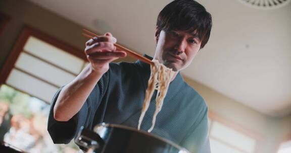 日本厨师在煮拉面