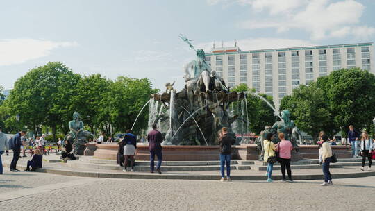 游客和当地人漫步在柏林著名的海王星喷泉周围视频素材模板下载