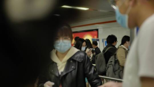 疫情期间杭州地铁拥挤车厢视频素材模板下载