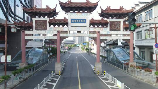 宁波城隍庙步行街牌坊商业街4K航拍视频素材模板下载