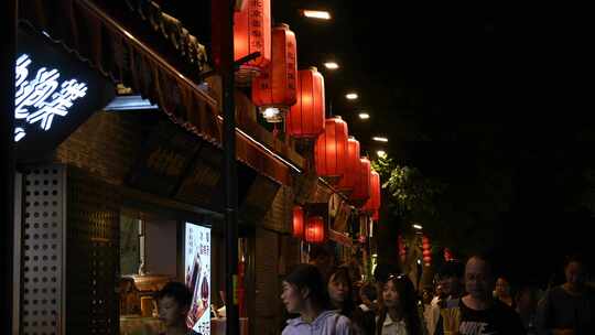 南锣鼓巷灯下熙熙攘攘的人流夜景