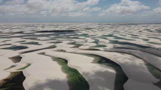 巴西标志性的雨水湖和沙丘。Lencois Maranhens巴西。高清在线视频素材下载