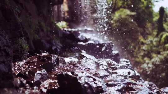 山涧瀑布水流击打岩石