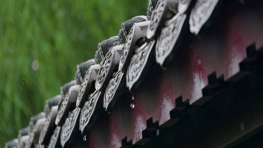 雨中的瓦房