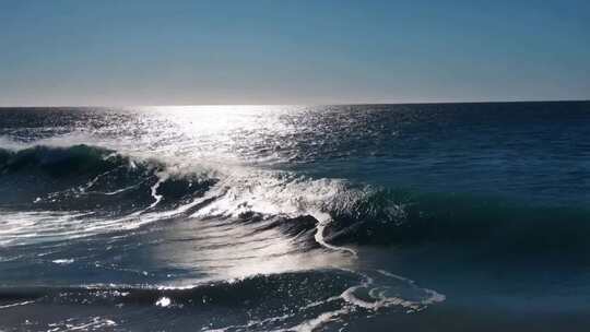 海边澎湃海浪翻涌拍打岸边的景象