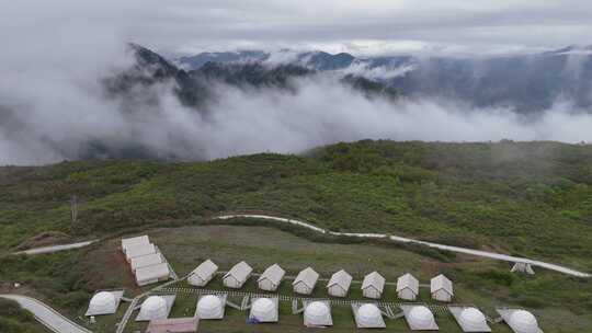 户外露营地帐篷房屋全景