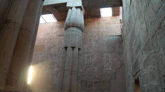 卢克索神庙中的石柱