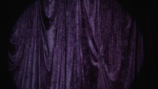 紫色窗帘后的小丑