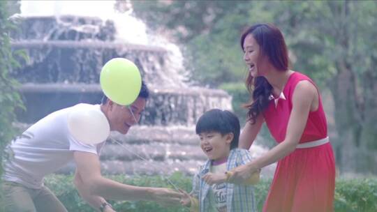 幸福开心的一家三口   一家三口玩气球视频素材模板下载