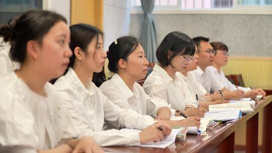 学校老师开研讨会 人手书写听课记录