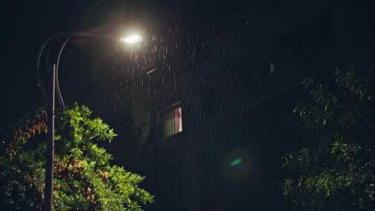 路灯下的大雨-温暖的家-窗户灯光