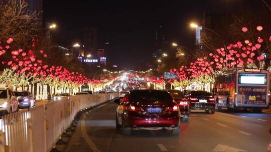 春节期间城市街道上挂满了红灯笼