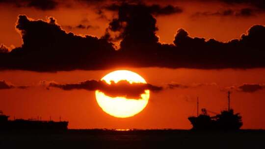 海上日落大海夕阳落日渔船航行返航火烧云