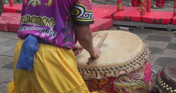 男子敲鼓民俗表演