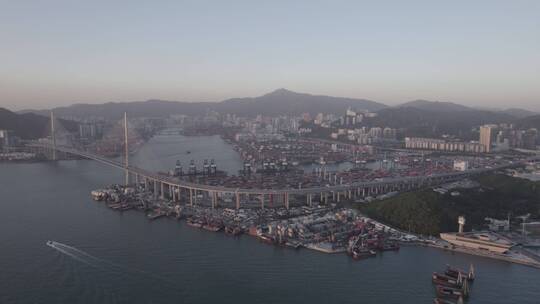 航拍香港发达的现代货运港口大桥集装箱