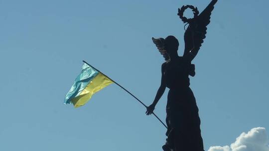 举着乌克兰国旗的雕像