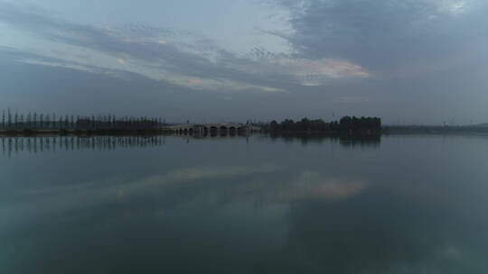 武汉东湖清河桥清晨天空湖水