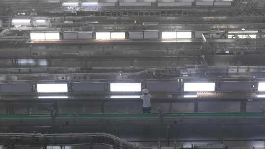 工厂流水线工人作业场景