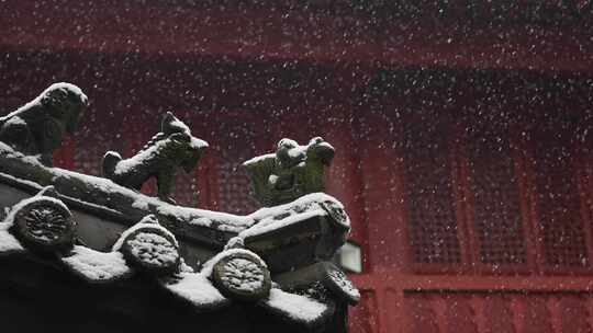 武当山紫霄宫古建筑房檐脊兽雪景红色背景