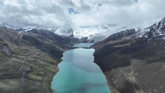 云雾缭绕的萨普神山 碧绿湖水的高原湖泊