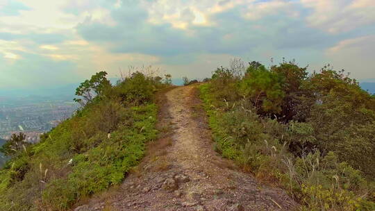 凹凸不平的山路