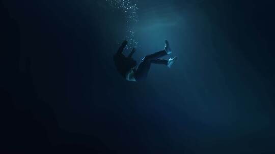沉入海底溺水