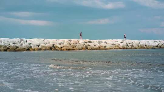 海浪拍打着海岸