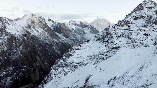 新疆天山山脉雪山山峰山脉航拍风景