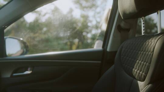 一个女人坐进汽车副驾驶视频素材模板下载