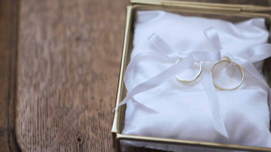 装饰盒子里的结婚戒指