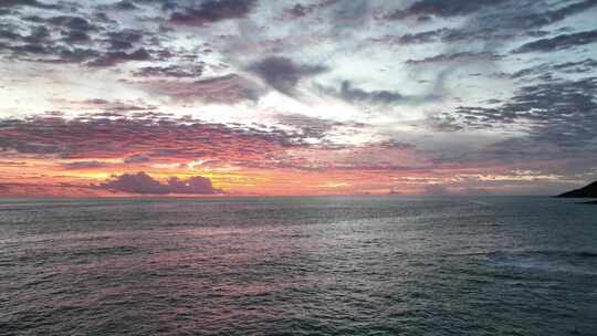 东南亚泰国普吉岛安达曼海夏季日落时的海景