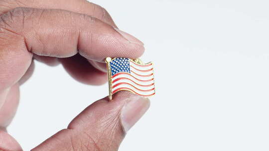 手指拿着美国国旗别针视频素材模板下载