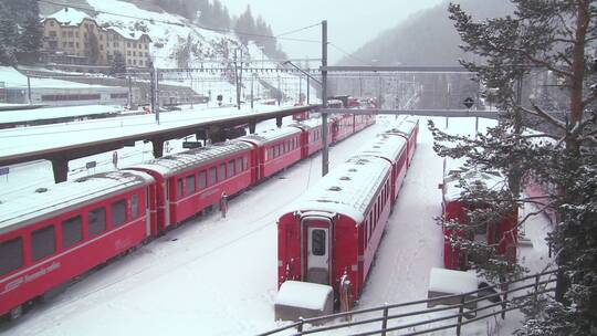 雪天在铁轨上的行驶的火车视频素材模板下载