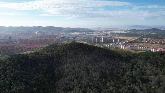 航拍飞越青翠的山岭