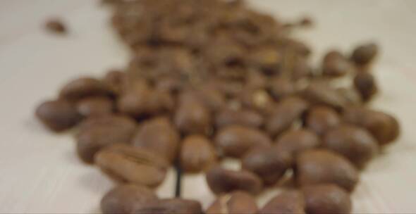 咖啡豆掉到豆上特写