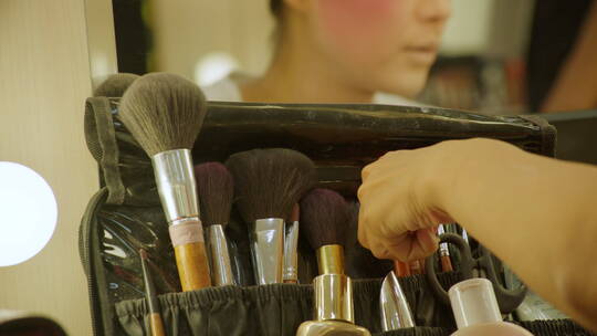 戏曲演员化妆间化妆系列之化妆品视频素材模板下载