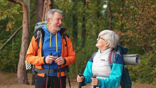 徒步旅行旅游冒险老年夫妇男人女人享受户外