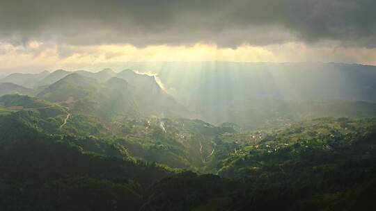 航拍山川峡谷丁达尔效应