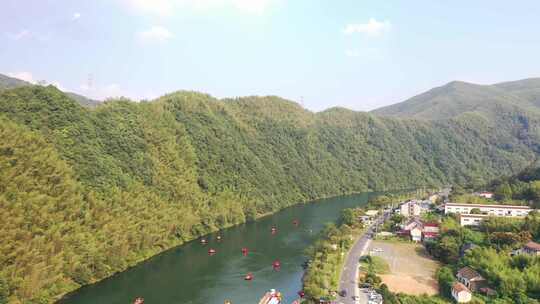 储家滩山林间河流边有房屋的自然风景