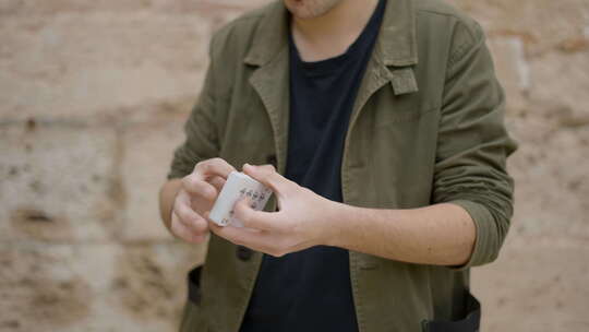 特写镜头的男性魔术师洗牌前做戏法在白天与视图视频素材模板下载