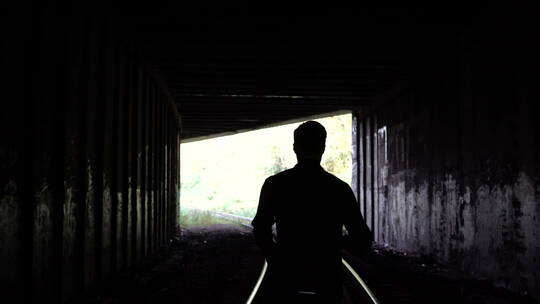 在黑暗的隧道里跑步的人