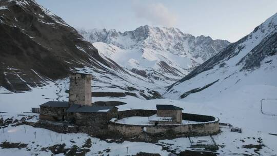 白雪覆盖的山谷里的一座古老的修道院