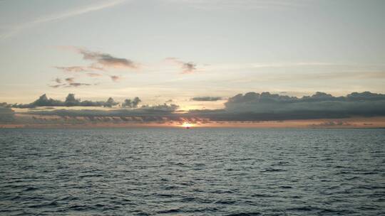 地平线上的日落风景