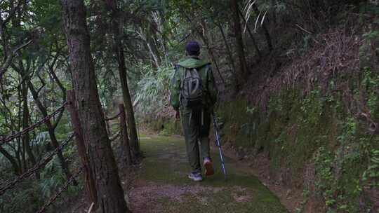 男人徒步旅行背影