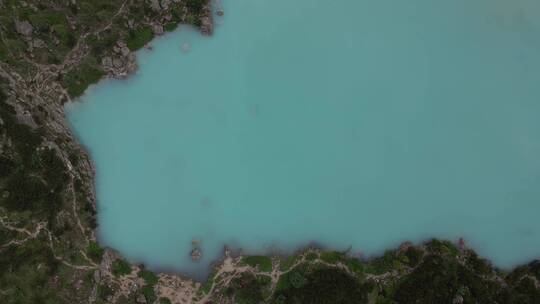 高山蓝色堰塞湖