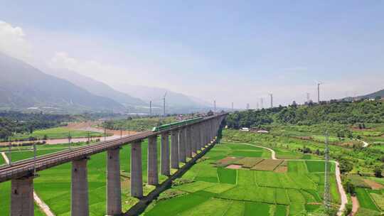 复兴号行驶过凉山州西昌市德昌县风力发电场