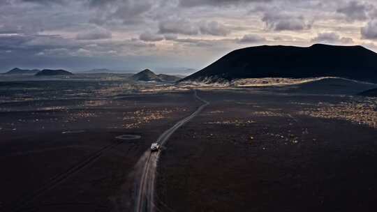 由火山陆地天线驾驶的吉普车