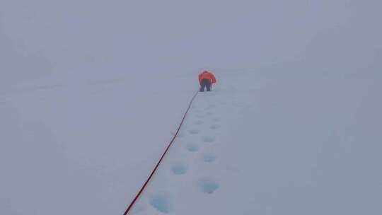 云雾中攀登川西沙鲁里山脉加拉本森的登山者