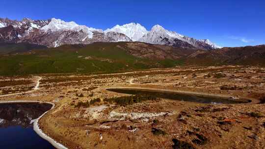 玉龙雪山和湖泊水面的雪山倒影视频素材模板下载